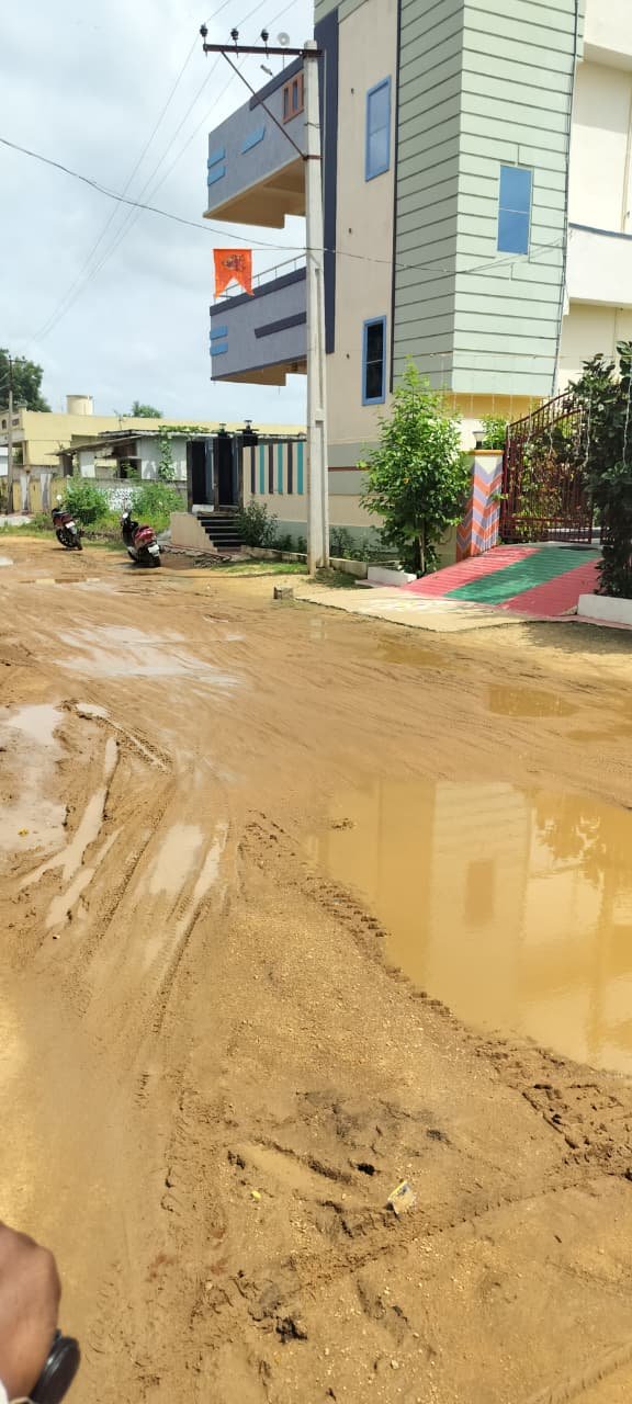 సర్పంచ్ ఇంటి ముందే బురద రోడ్డు.. అమలుకు నోచుకోని అభివృద్ధి! - Additional Image